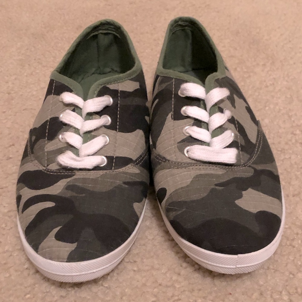 Dots Women’s Size 8 green camouflage tennis shoes with white laces